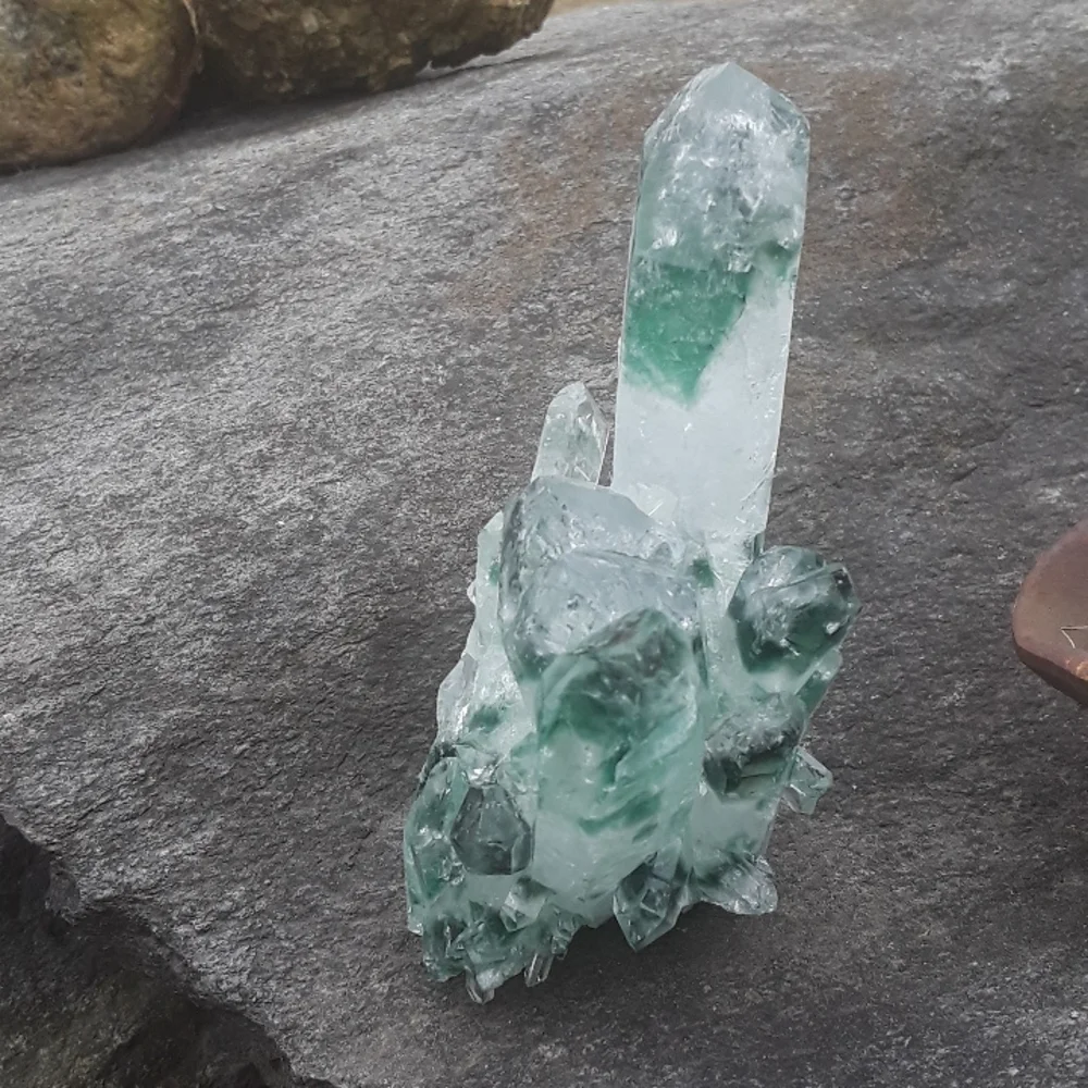 Green phantom quartz crystal cluster, lab-grown - Picture 4 of 8